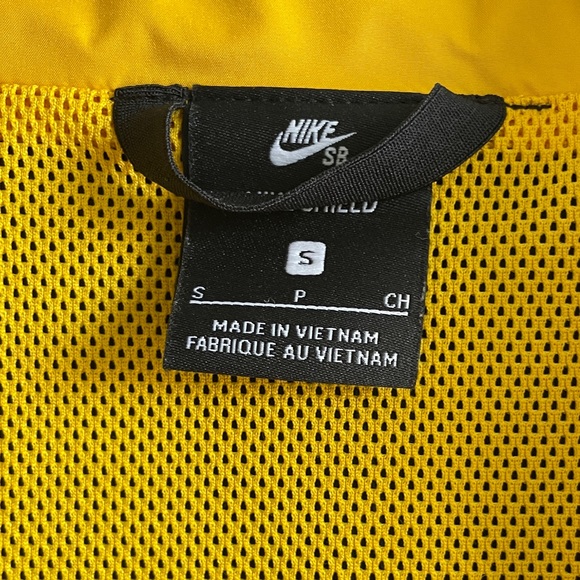 Nike pull over windbreaker. - Picture 3 of 4